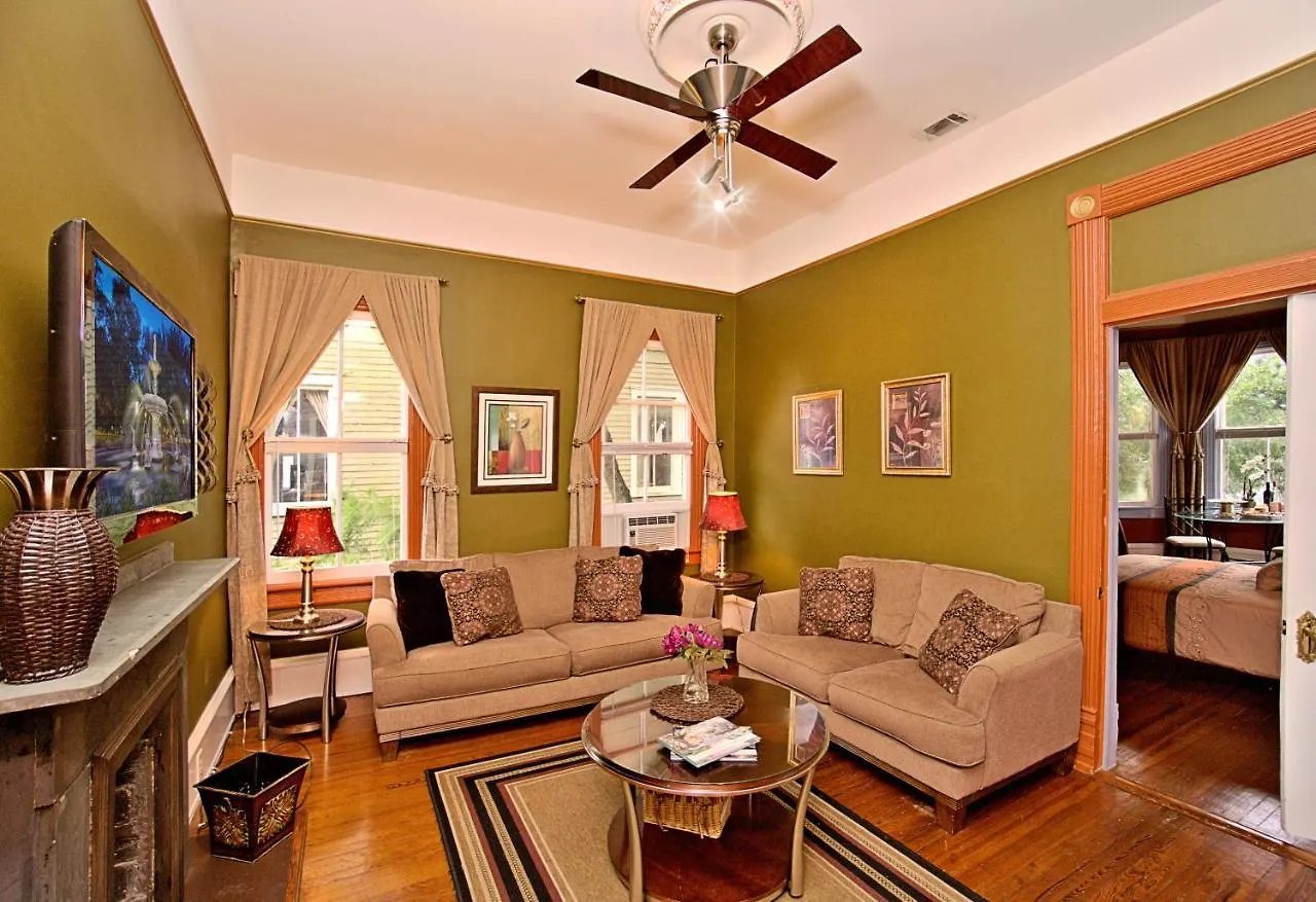 Huge Victorian Beauty Overlooking Forsyth Park Bed & Breakfast