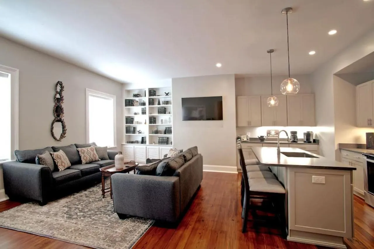 Newly Renovated 4 Bed 3 Bath And 2 Parking Spots Savannah
