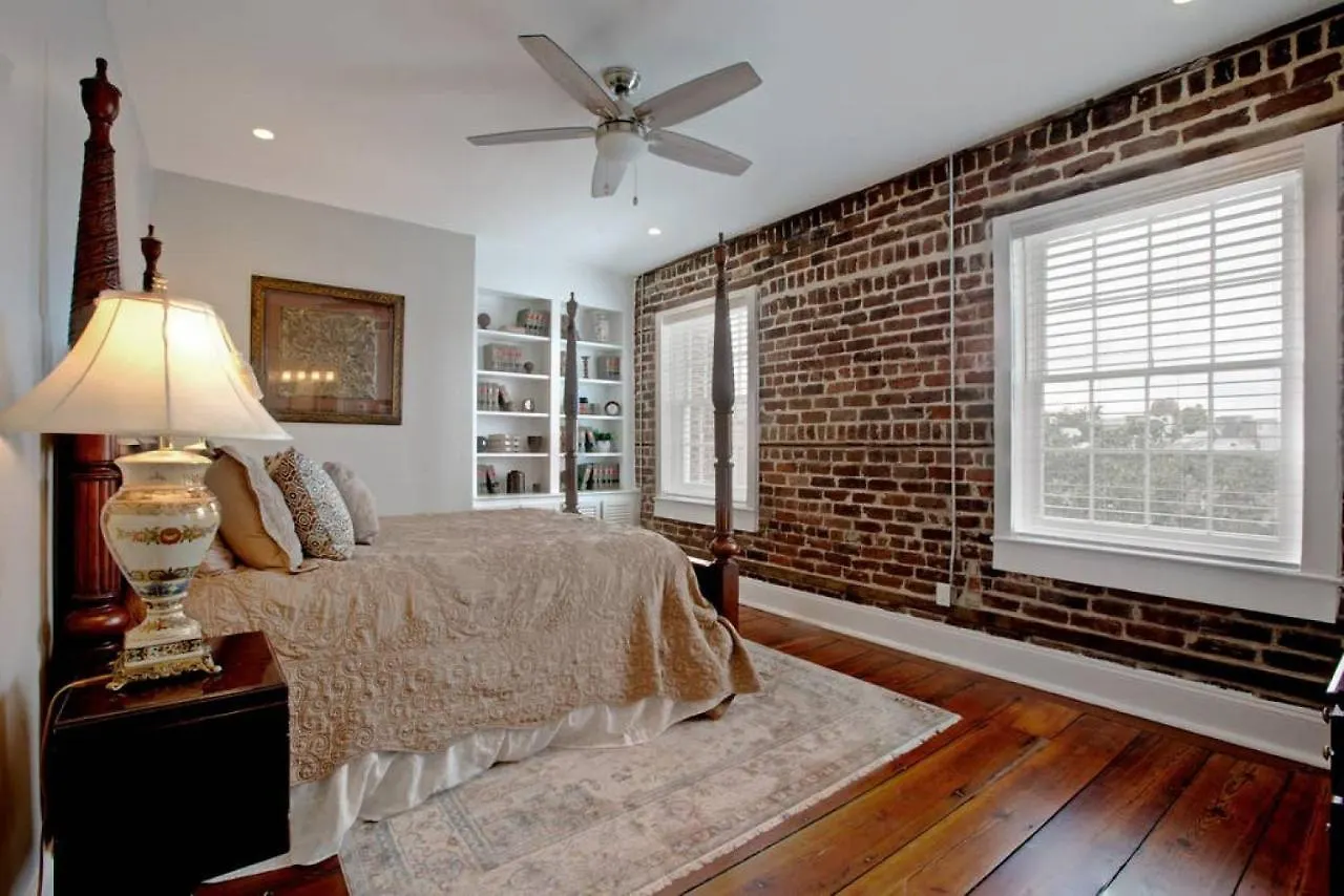 Newly Renovated 4 Bed 3 Bath And 2 Parking Spots Holiday home *