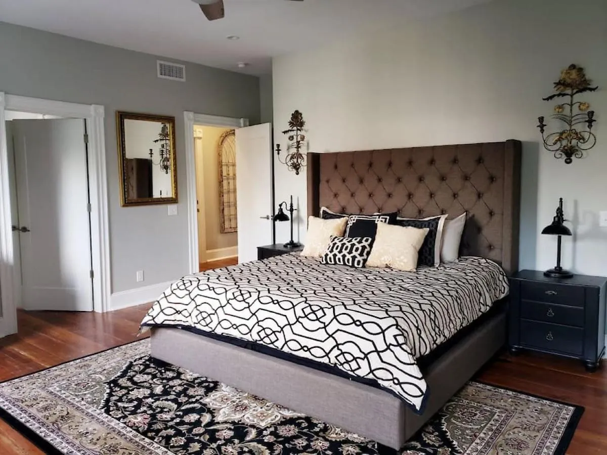 Newly Renovated 4 Bed 3 Bath And 2 Parking Spots Holiday home Savannah