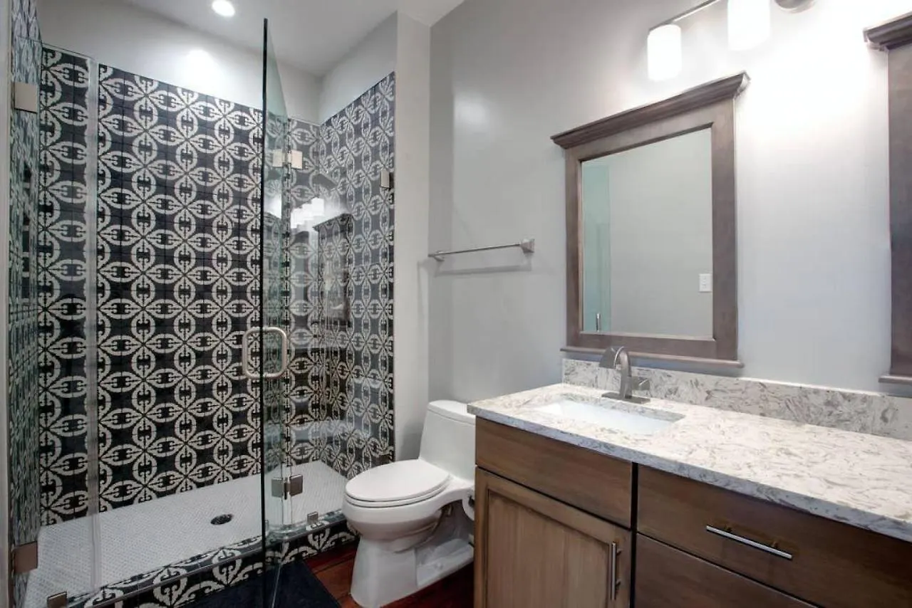 Newly Renovated 4 Bed 3 Bath And 2 Parking Spots Savannah
