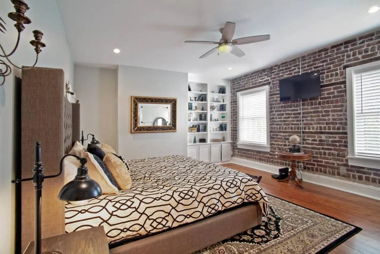Holiday home Newly Renovated 4 Bed 3 Bath And 2 Parking Spots *