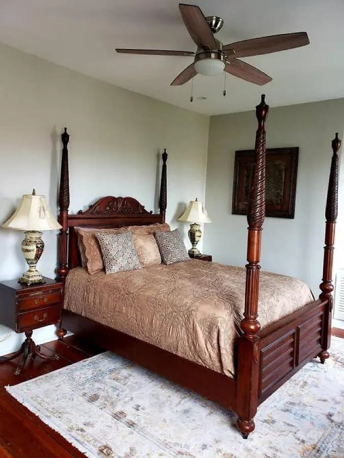 Newly Renovated 4 Bed 3 Bath And 2 Parking Spots * Savannah