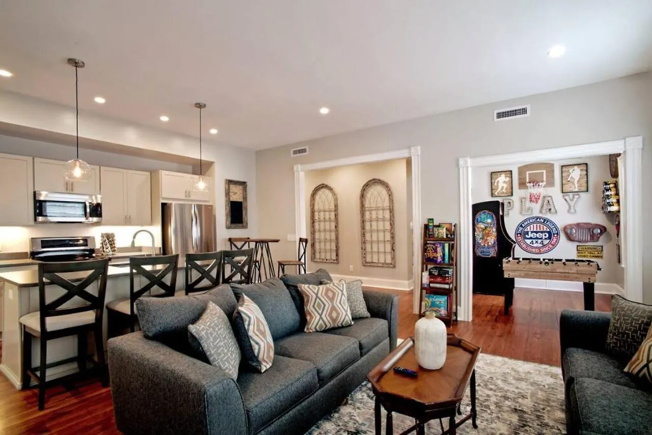 Newly Renovated 4 Bed 3 Bath And 2 Parking Spots Holiday home