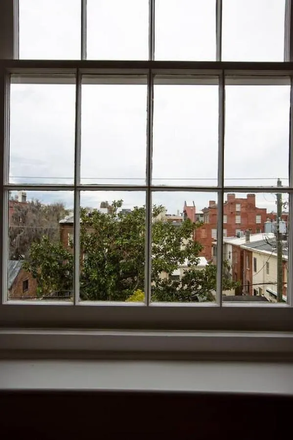 Newly Renovated 4 Bed 3 Bath And 2 Parking Spots Savannah