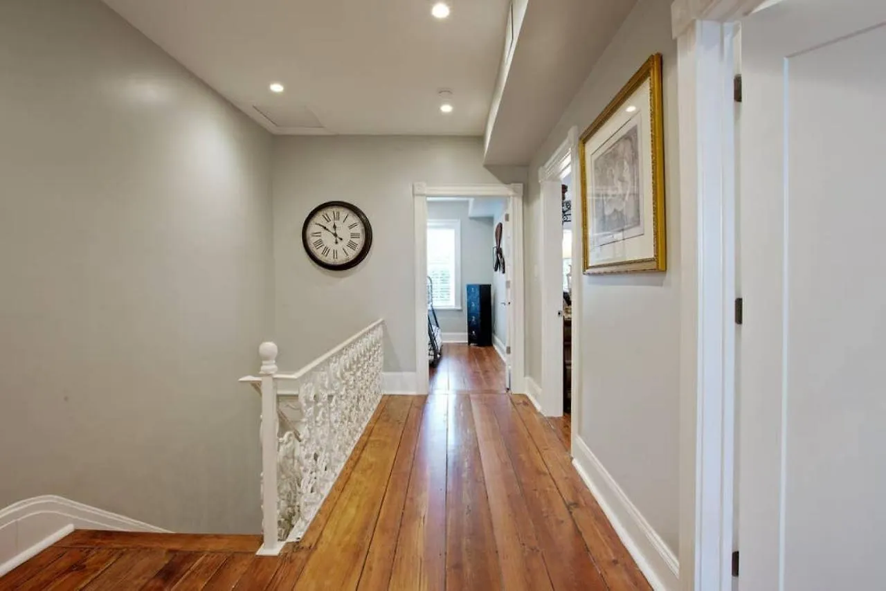 Newly Renovated 4 Bed 3 Bath And 2 Parking Spots Savannah