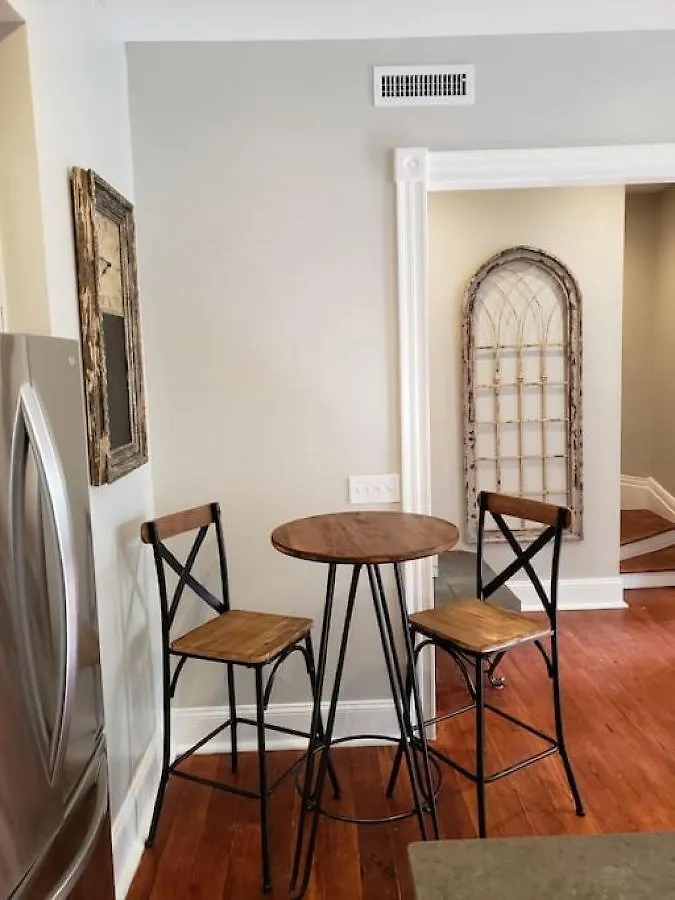 Newly Renovated 4 Bed 3 Bath And 2 Parking Spots Savannah
