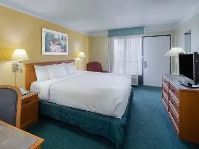 Super 8 By Wyndham Lodge Savannah