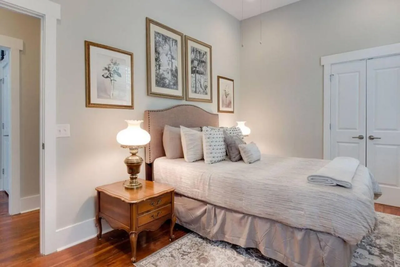 111 Waldburg Street Beautifully Renovated Historic 5 Bedroom 5 Bath Bed and breakfast *