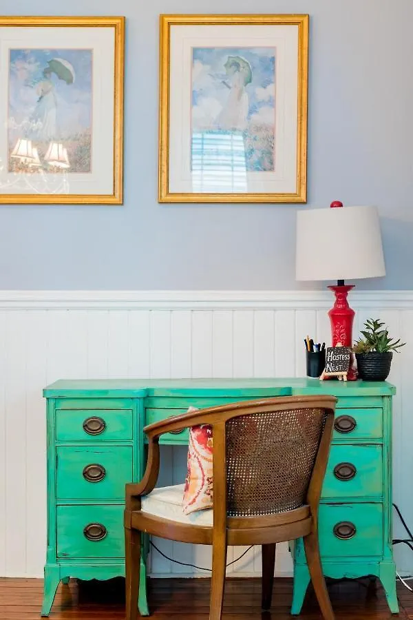 Hostess Nest - Historic Holiday home *