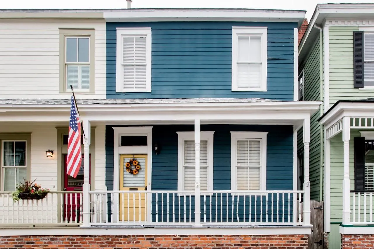 Hostess Nest - Historic