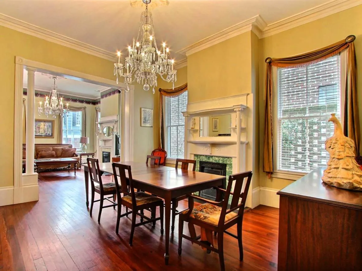 Washington Square Manor Holiday home Savannah
