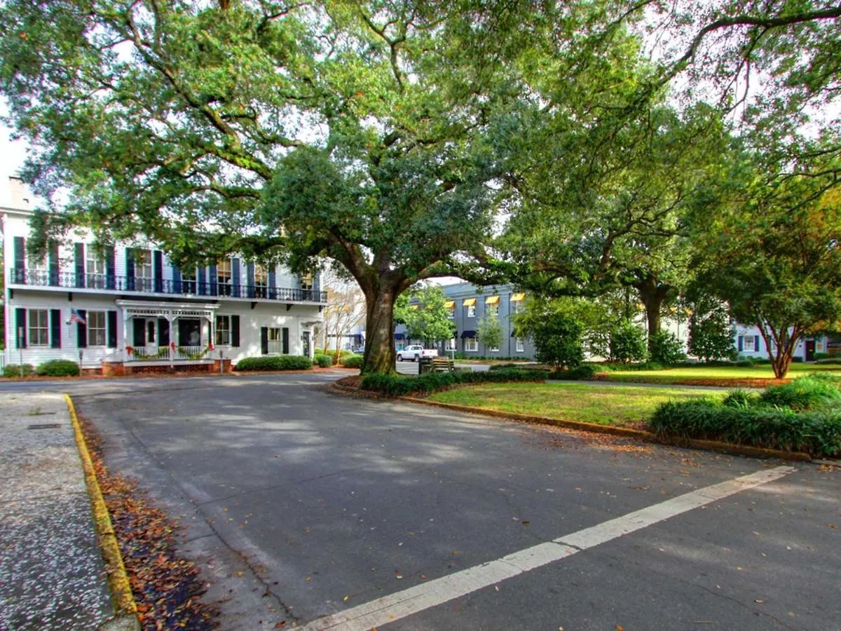Washington Square Manor Holiday home Savannah