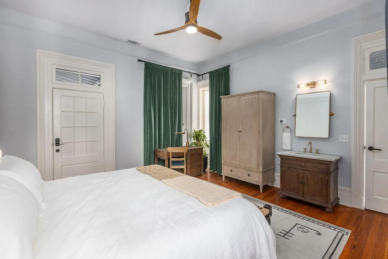 Bed & Breakfast Bellwether House