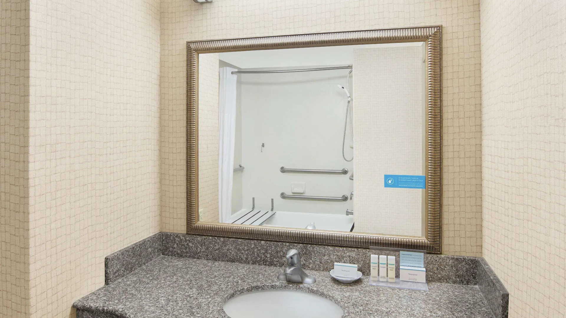 Hotel Hampton & Savannah-airport 2*