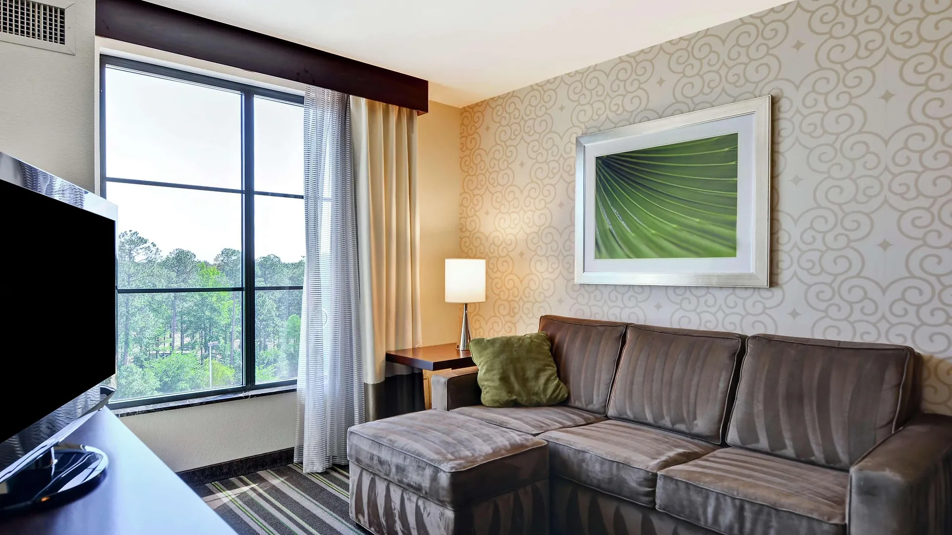 Hotel Embassy Airport 4*