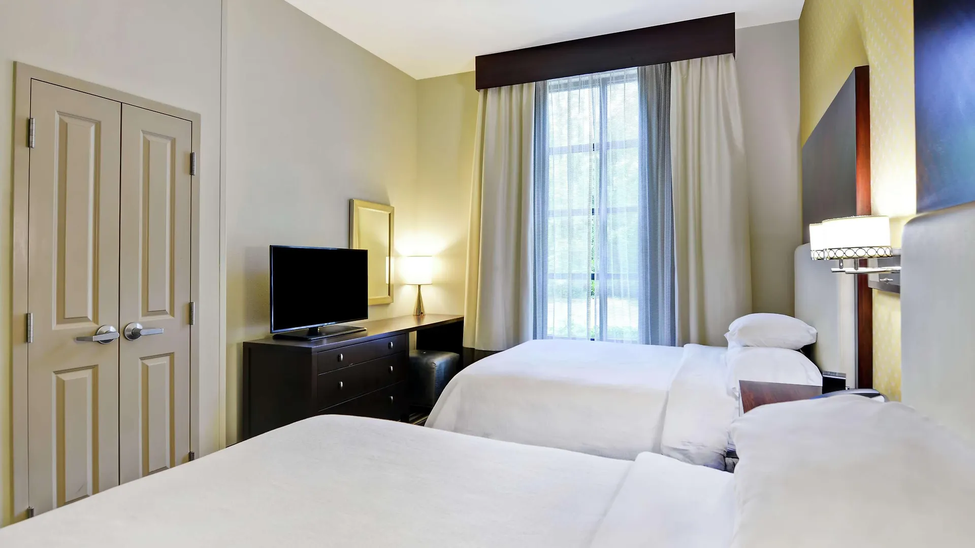 Hotel Embassy Airport Savannah