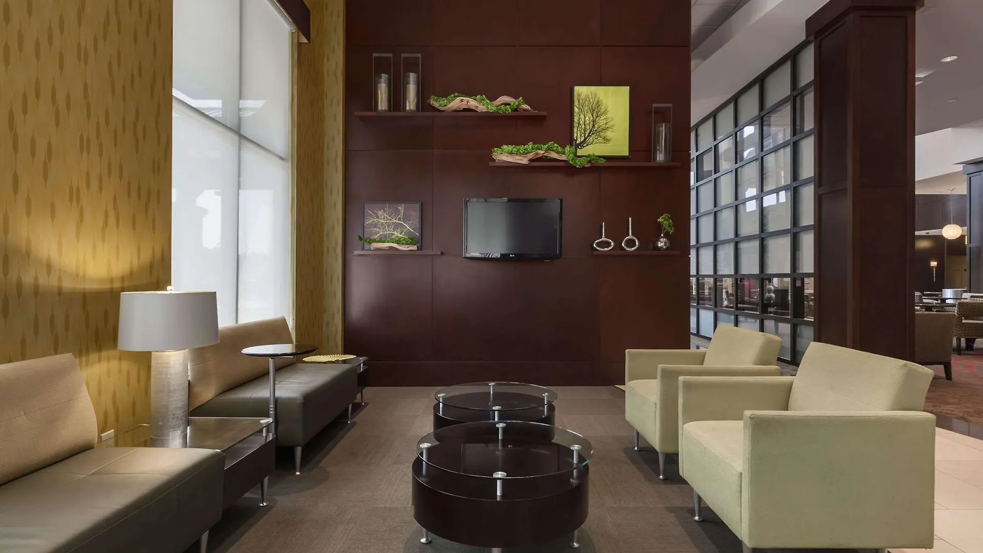 Hotel Embassy Airport 4*