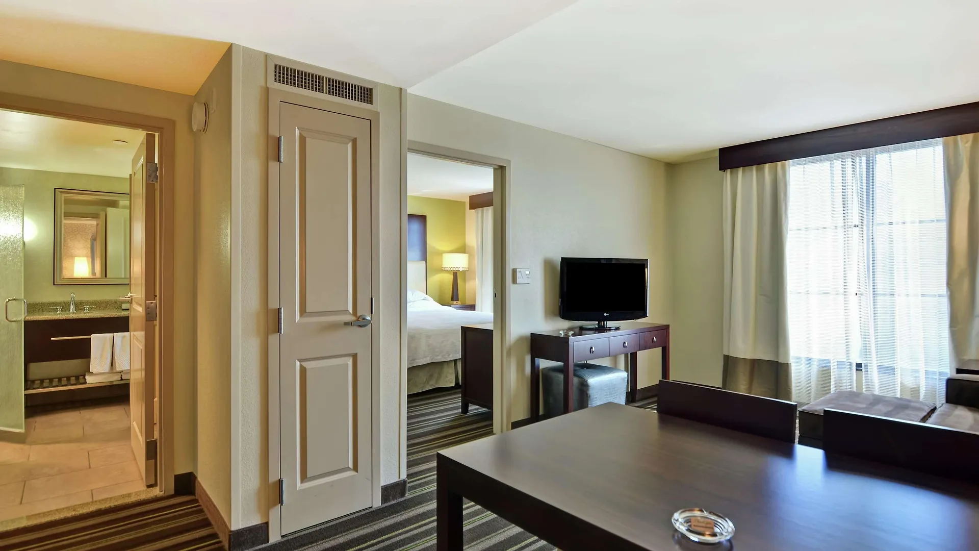 Hotel Embassy Airport Savannah