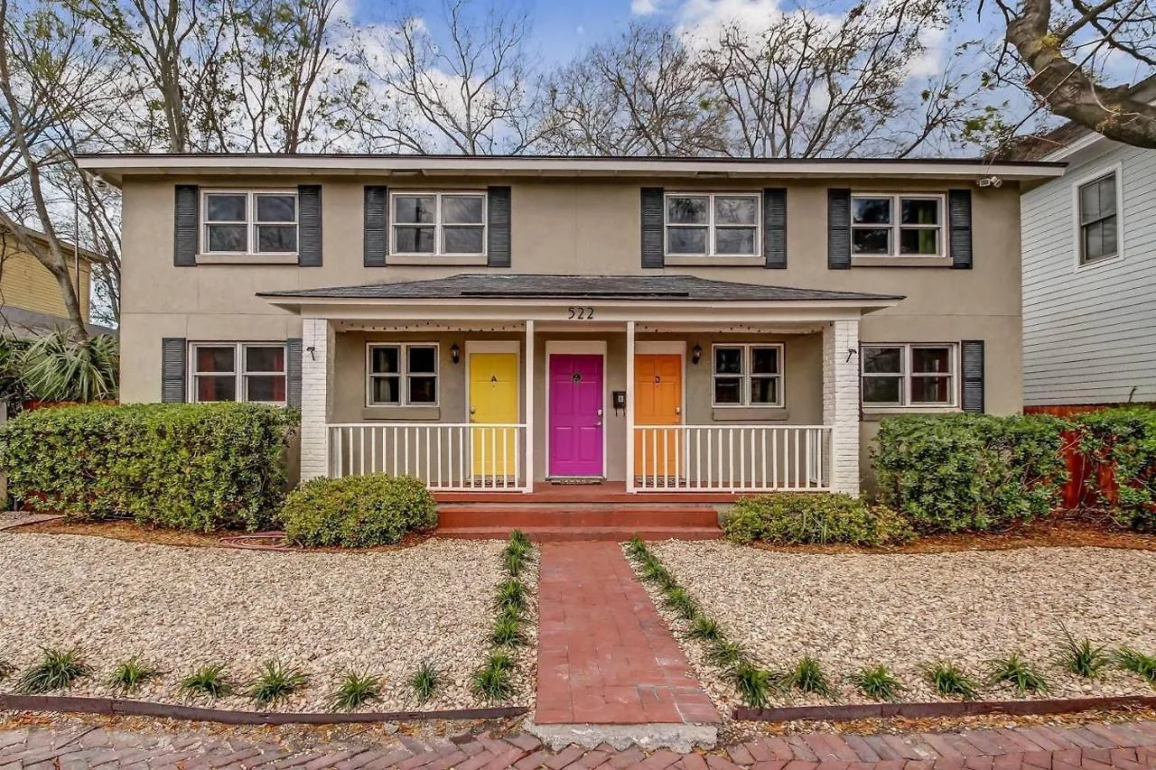 Apartment Vibrant, Colorful Building With Backyard Firepit And Games *