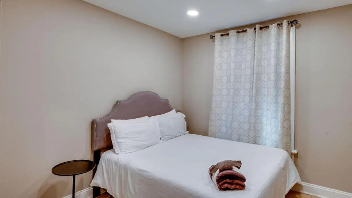 4 Bedroom Beauty Steps From The River Apartment *