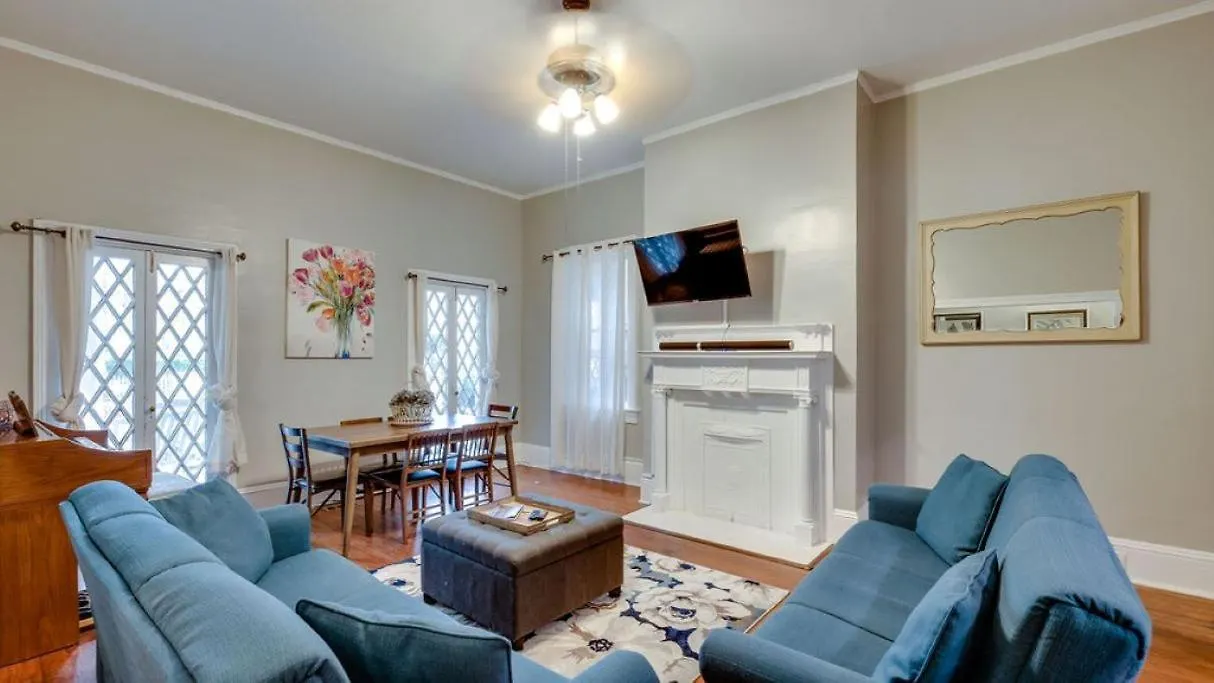 Comfortable Escape In Historic Downtown 4*