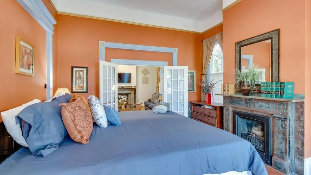 Elegant 2 Bed Directly On Forsyth Park Apartment *