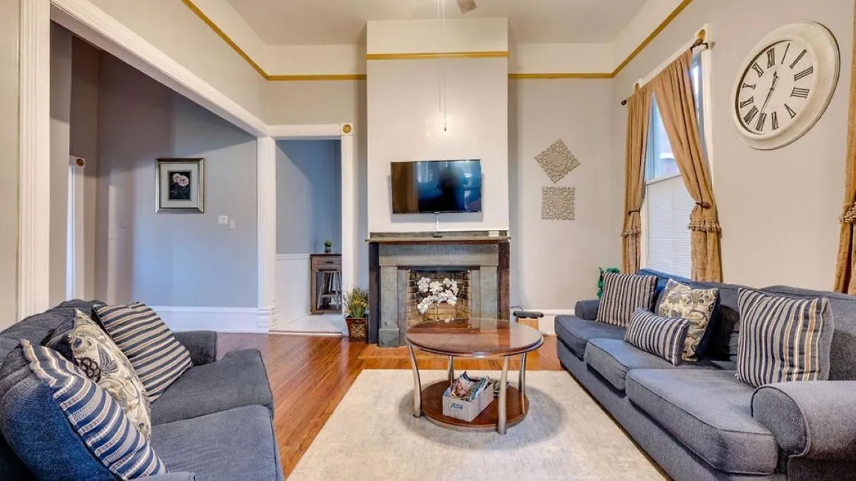 Elegant 2 Bed Directly On Forsyth Park *