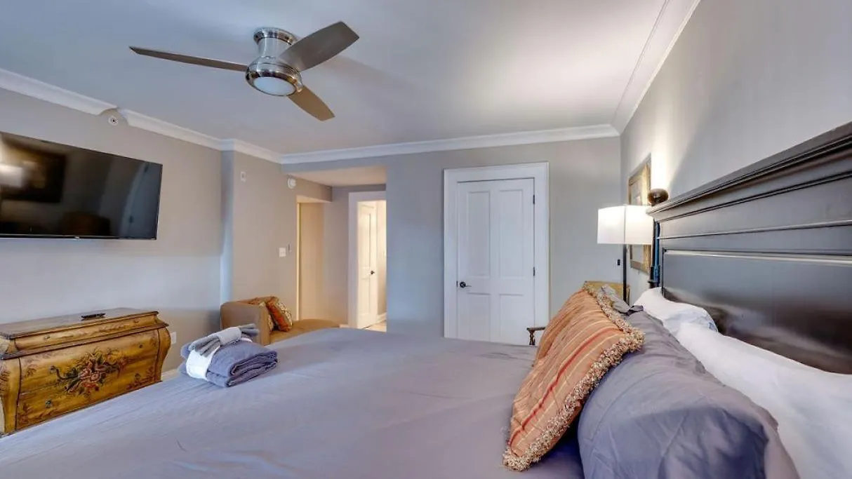 Apartment 4 Bedroom Beauty Steps From The River *