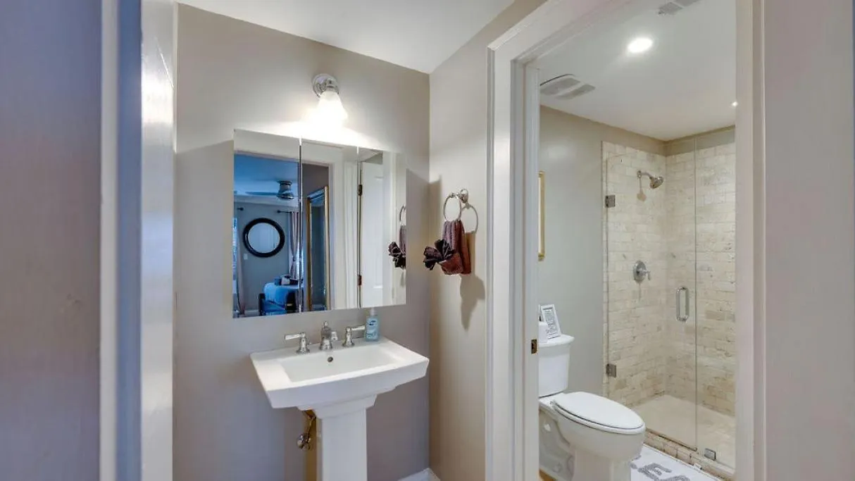 4 Bedroom Beauty Steps From The River Savannah