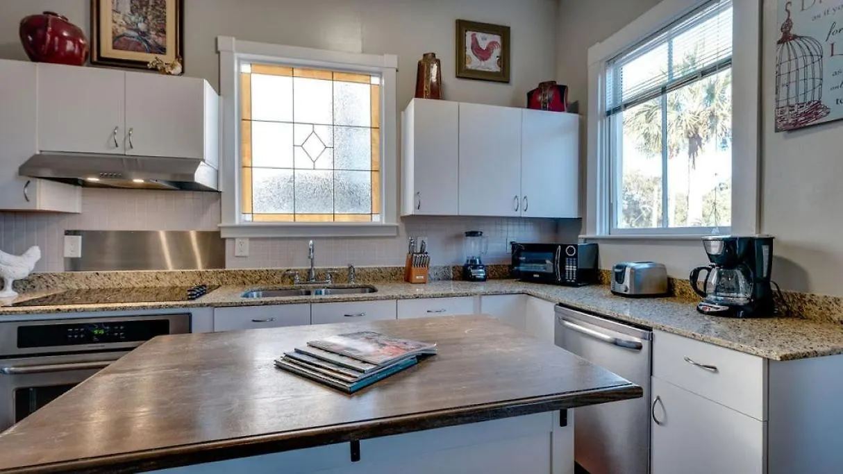 Huge 5 Bed, 5 Bath In Historic Downtown *