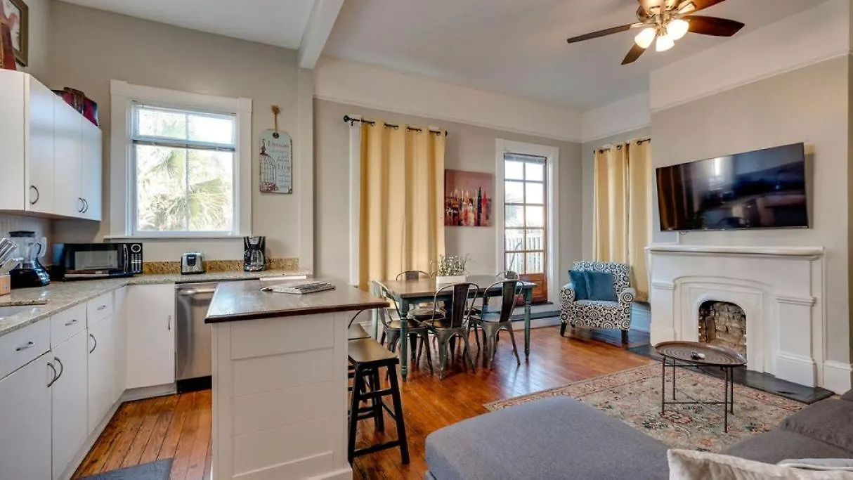 Huge 5 Bed, 5 Bath In Historic Downtown Bed & Breakfast *