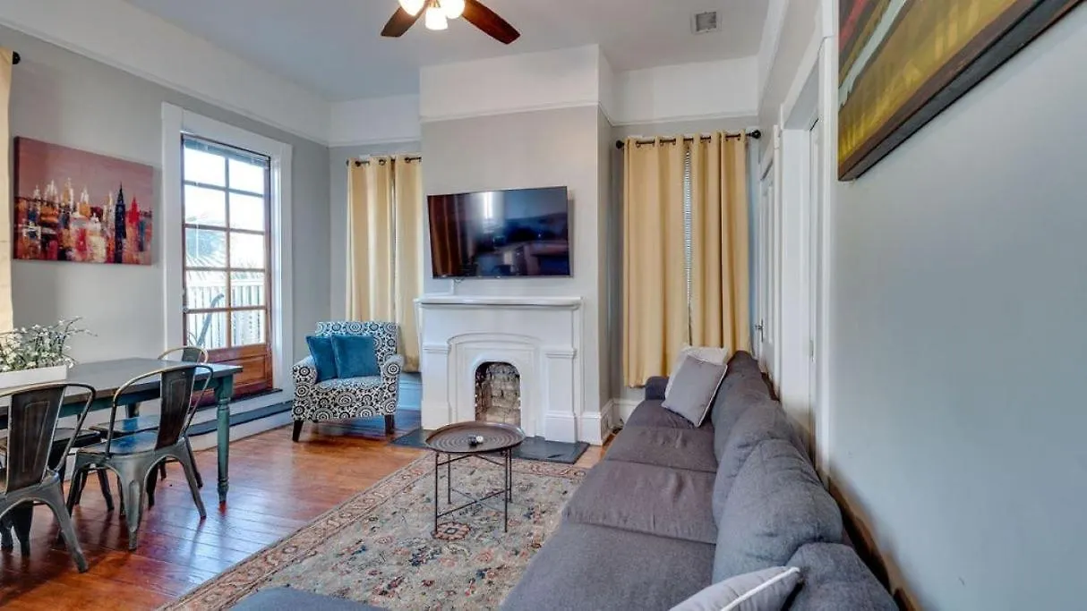 Huge 5 Bed, 5 Bath In Historic Downtown Bed & Breakfast