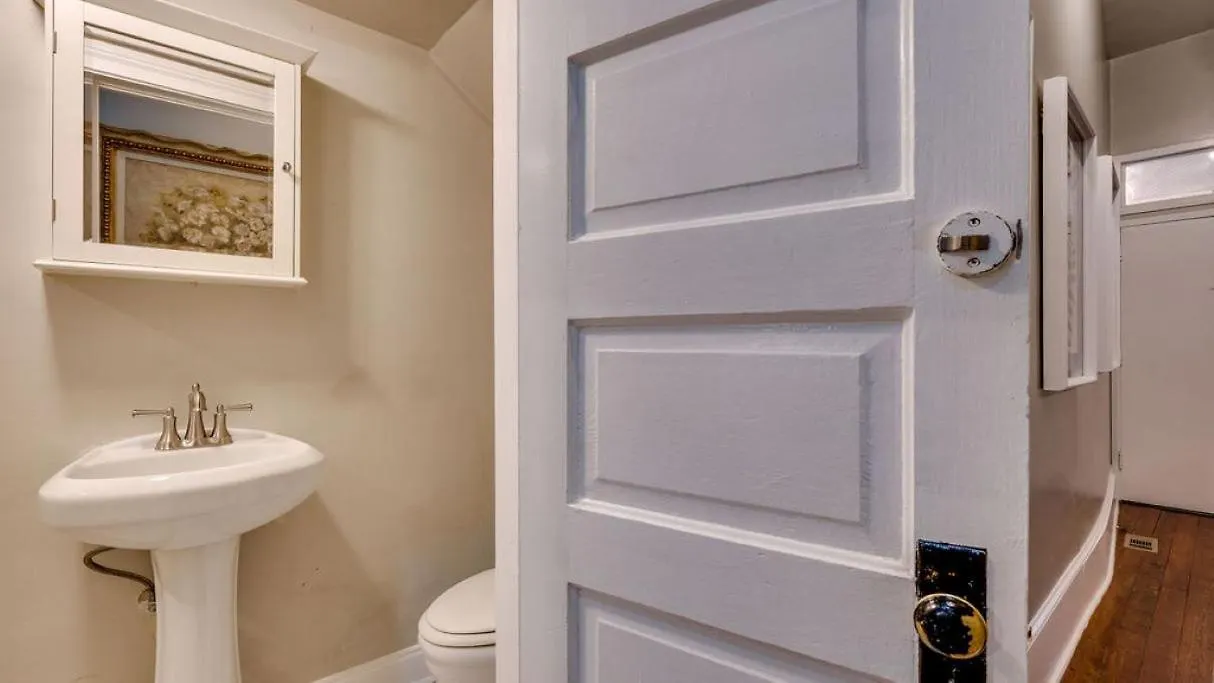 Comfortable Escape In Historic Downtown Bed & Breakfast