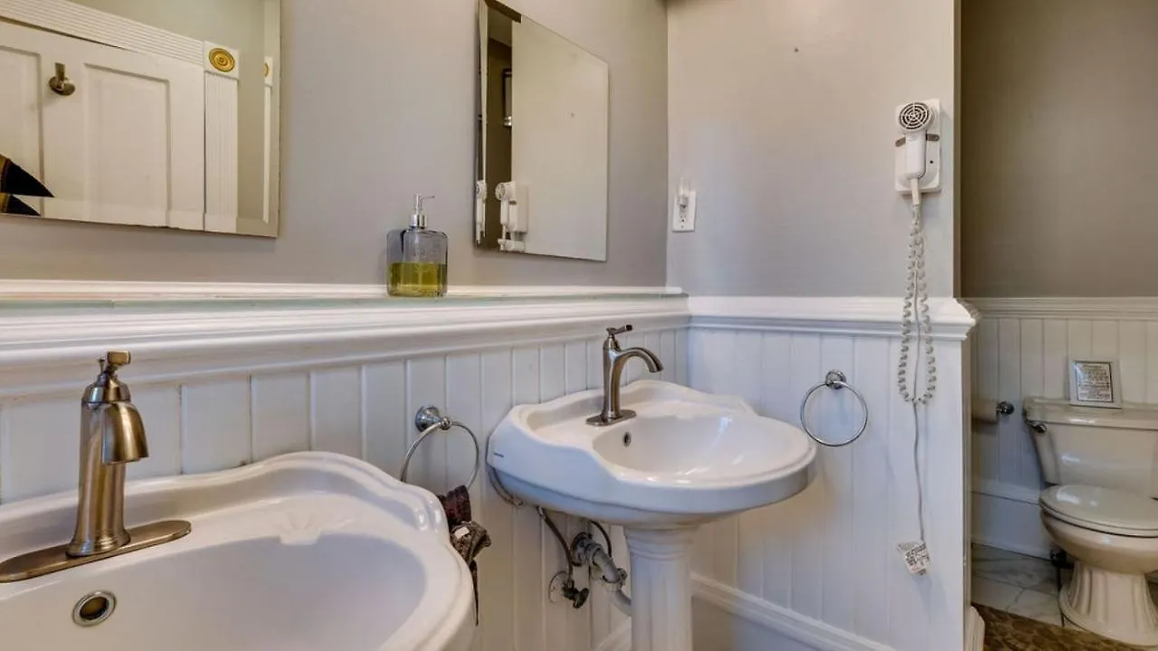 Elegant 2 Bed Directly On Forsyth Park