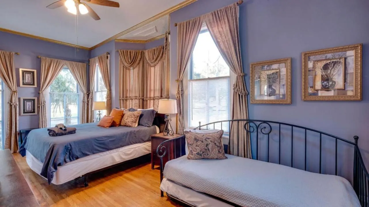 Elegant 2 Bed Directly On Forsyth Park