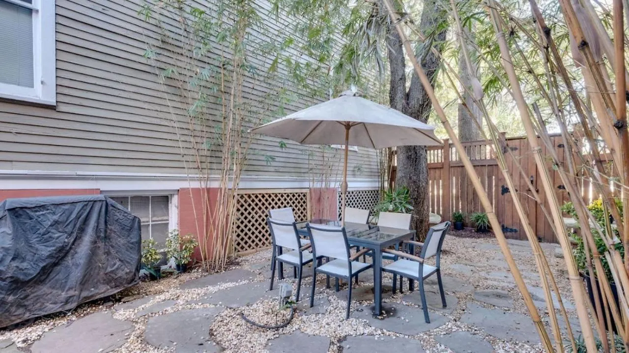 Elegant 2 Bed Directly On Forsyth Park *