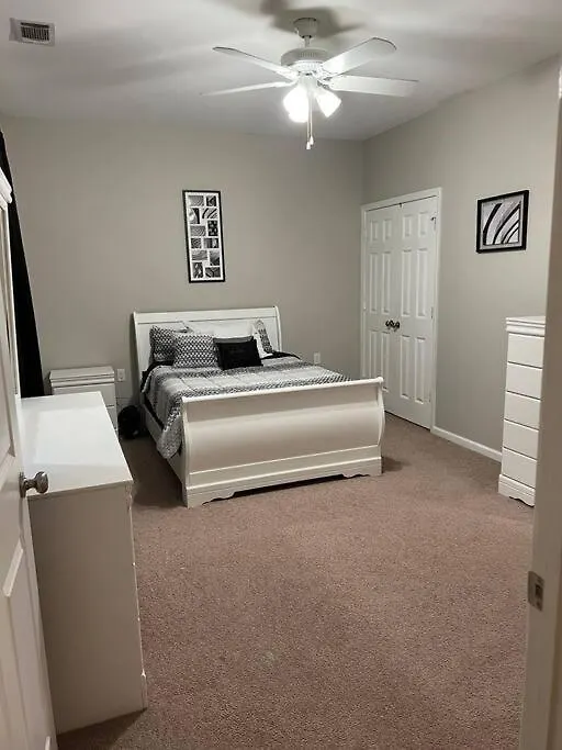 Cheerful 3 Bedroom, Close To Downtown And Arena!!! Holiday home Savannah