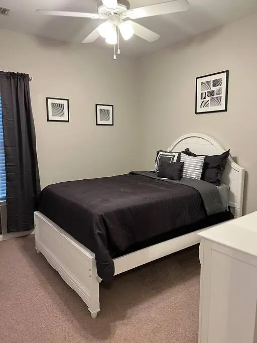 Cheerful 3 Bedroom, Close To Downtown And Arena!!!