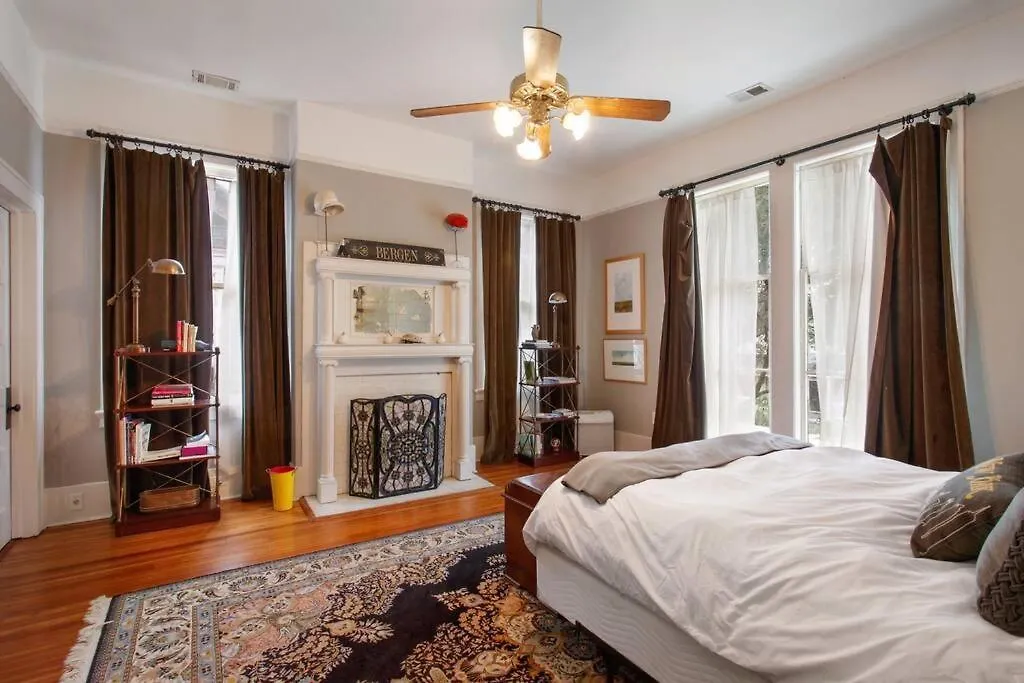 Big Yellow Brick House - Victorian District Holiday home