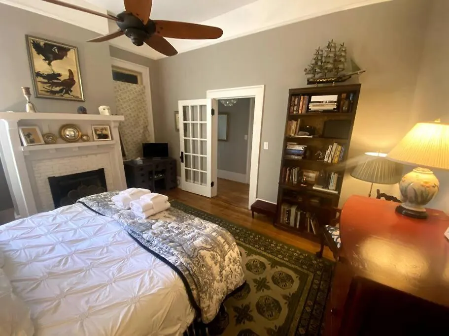 Big Yellow Brick House - Victorian District Holiday home *