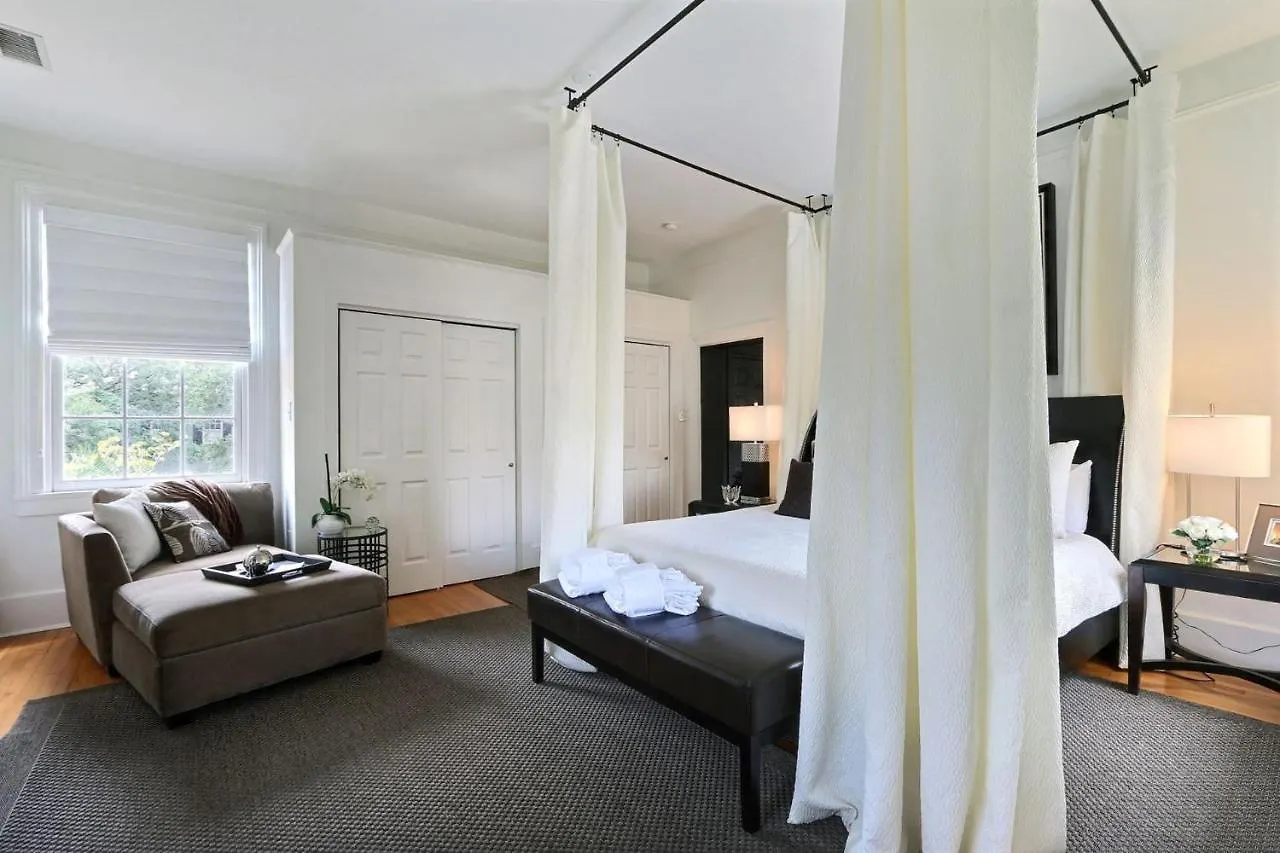 Romancing The Jones Apartament