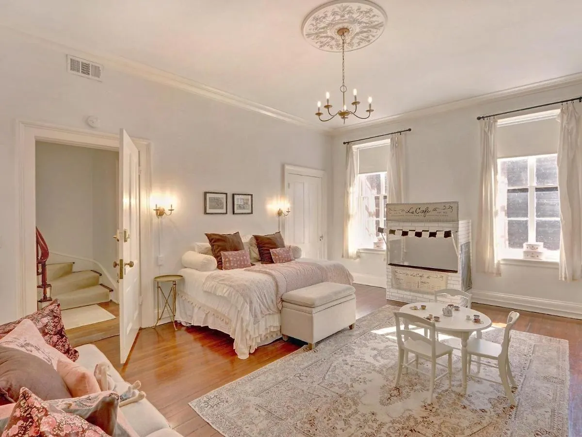 Elsewhere On Madison Square Manor サバンナ