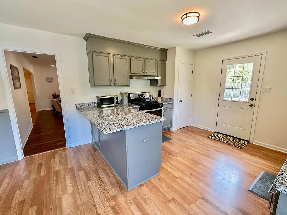 Cozy Oasis 15min To Dt & Tybee, Away From - The Nest