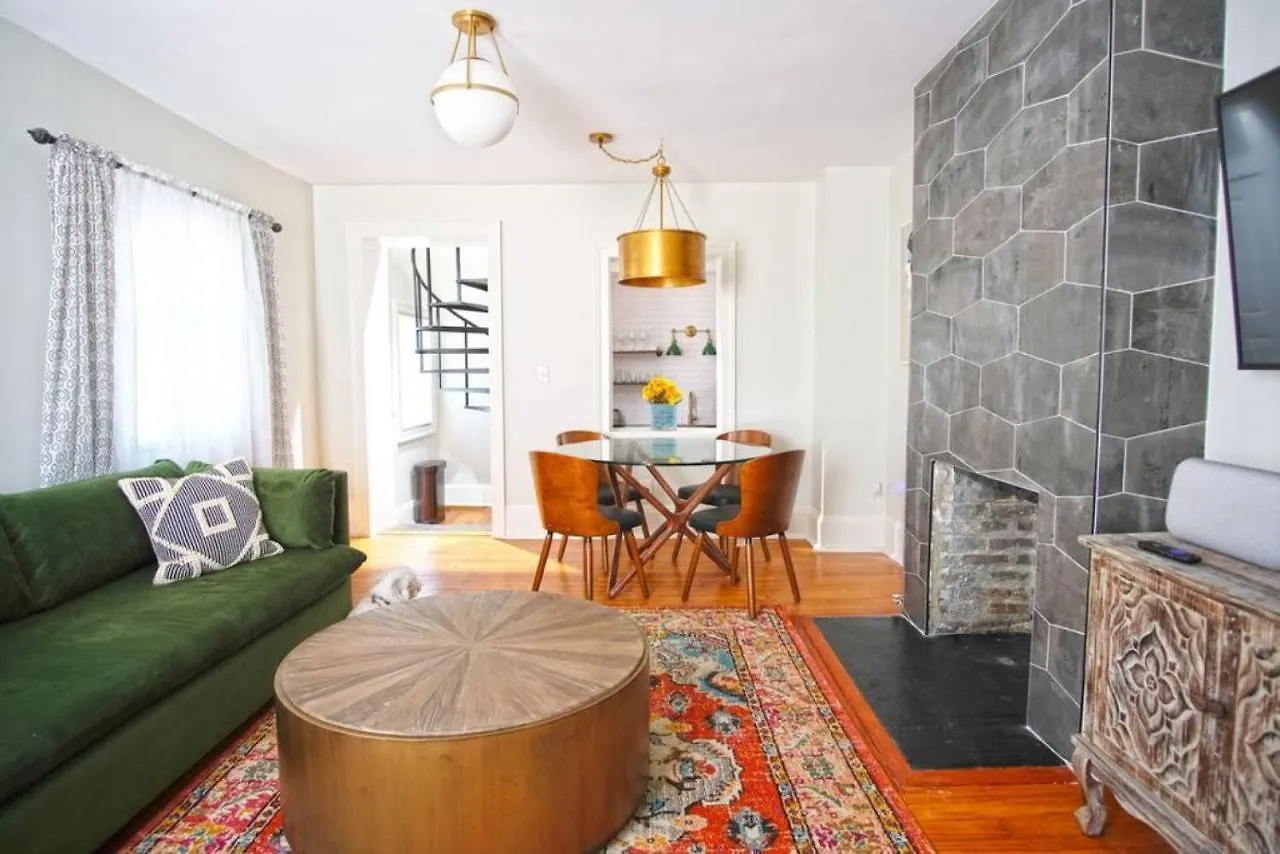 Carriage House On Chatham Sq 펜션