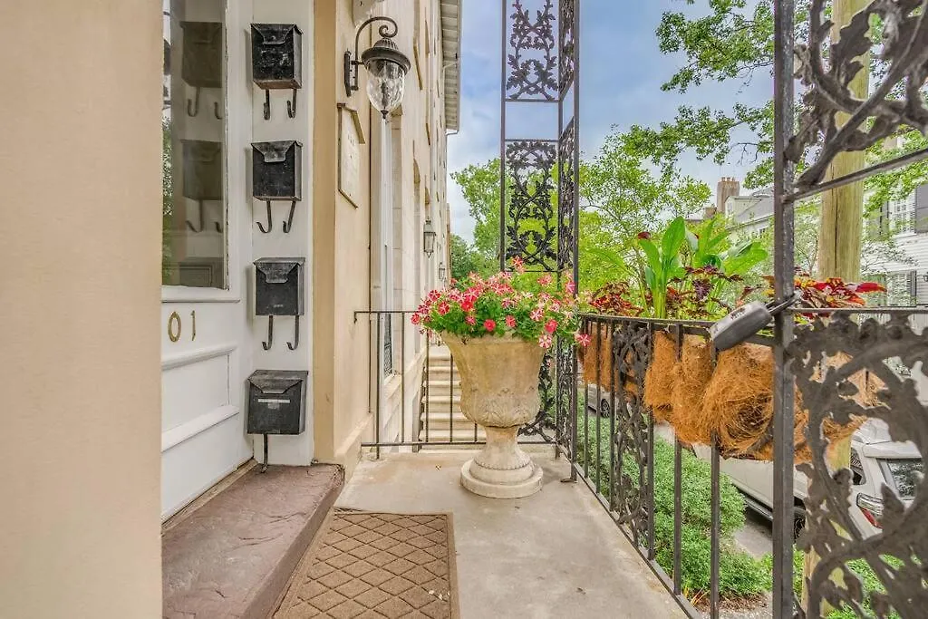 Charming Historic District Parlor Level בית נופש