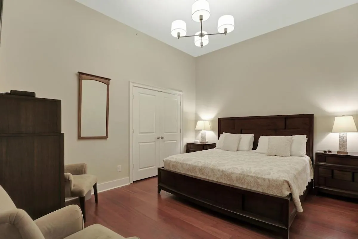 Downtown Loft- Steps Away From Plant Riverside! 公寓 *