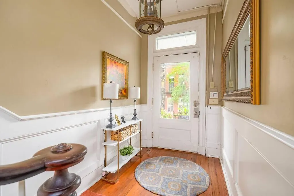 בית נופש Charming Historic District Parlor Level *