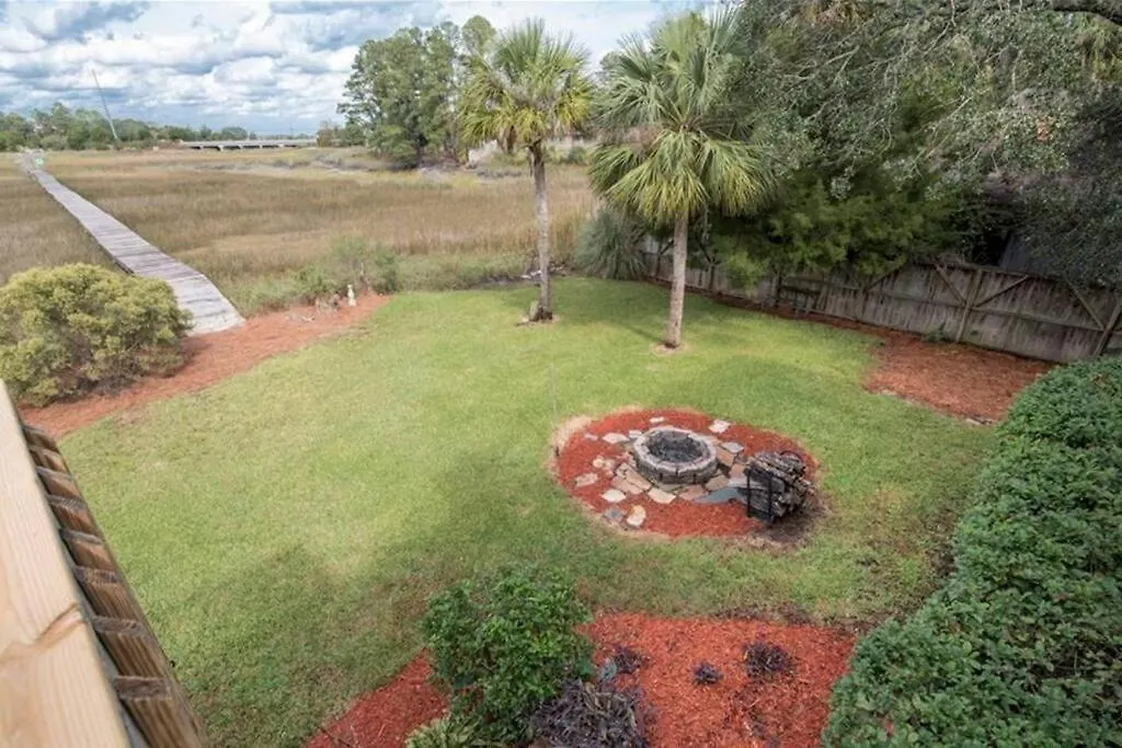 Waterfront Jungalow W/ Dock & Hot Tub! *