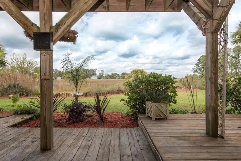 Waterfront Jungalow W/ Dock & Hot Tub!